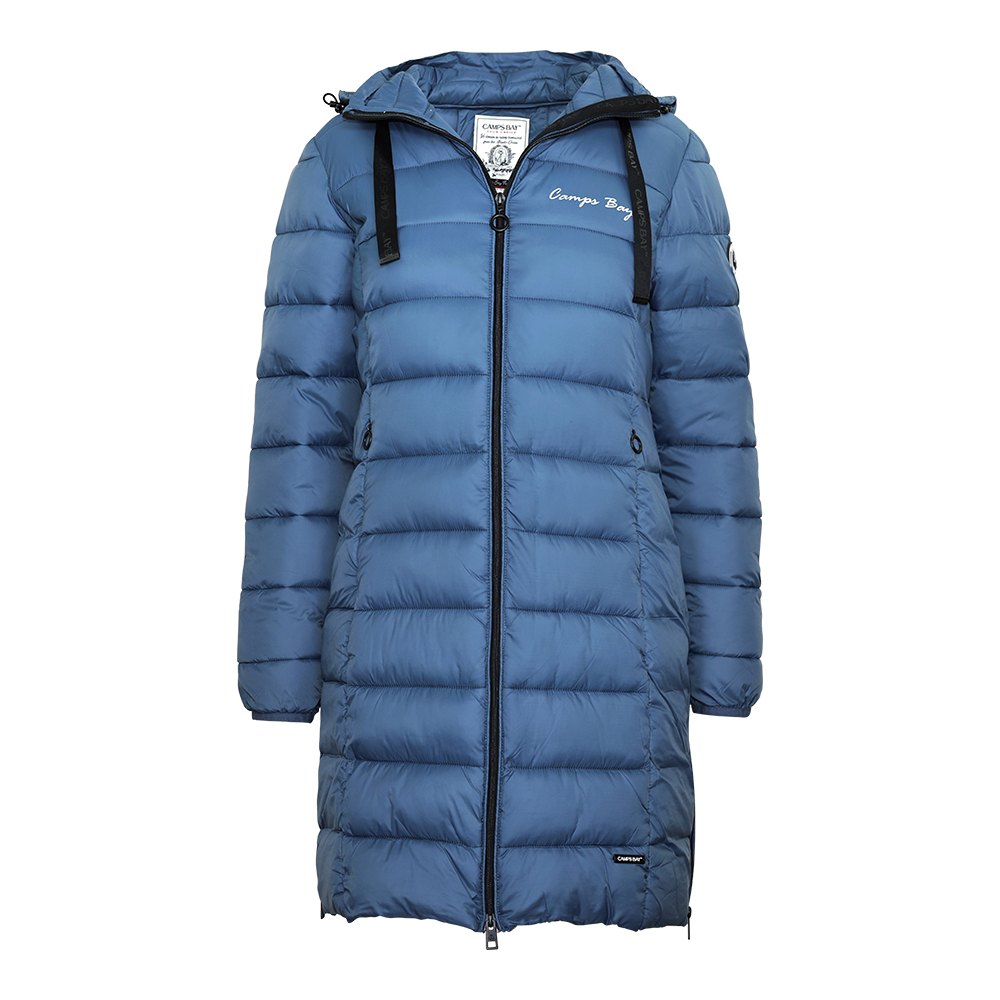 Weibliches Model mit CAMPS BAY Steppmantel in Bering Sea