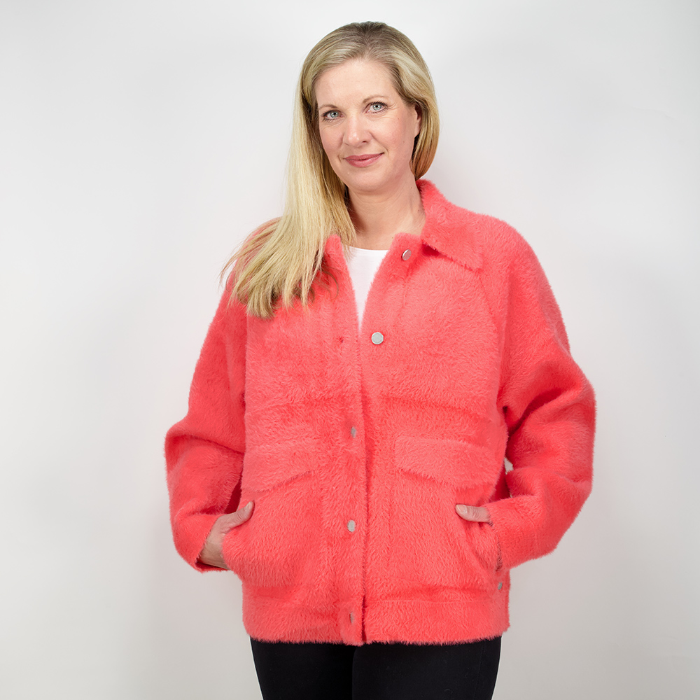 Weibliches Model mit CAMPS BAY Flauschjacke in Dubarry