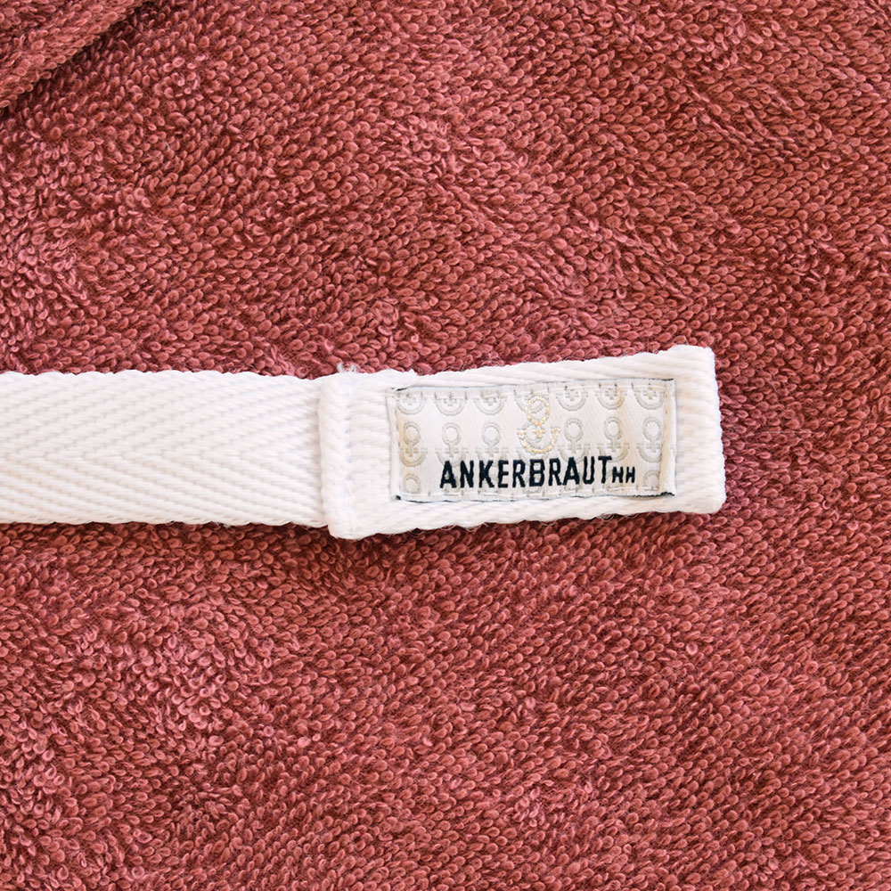 Weibliches Model mit ANKERBRAUT Strandkleid in Berry