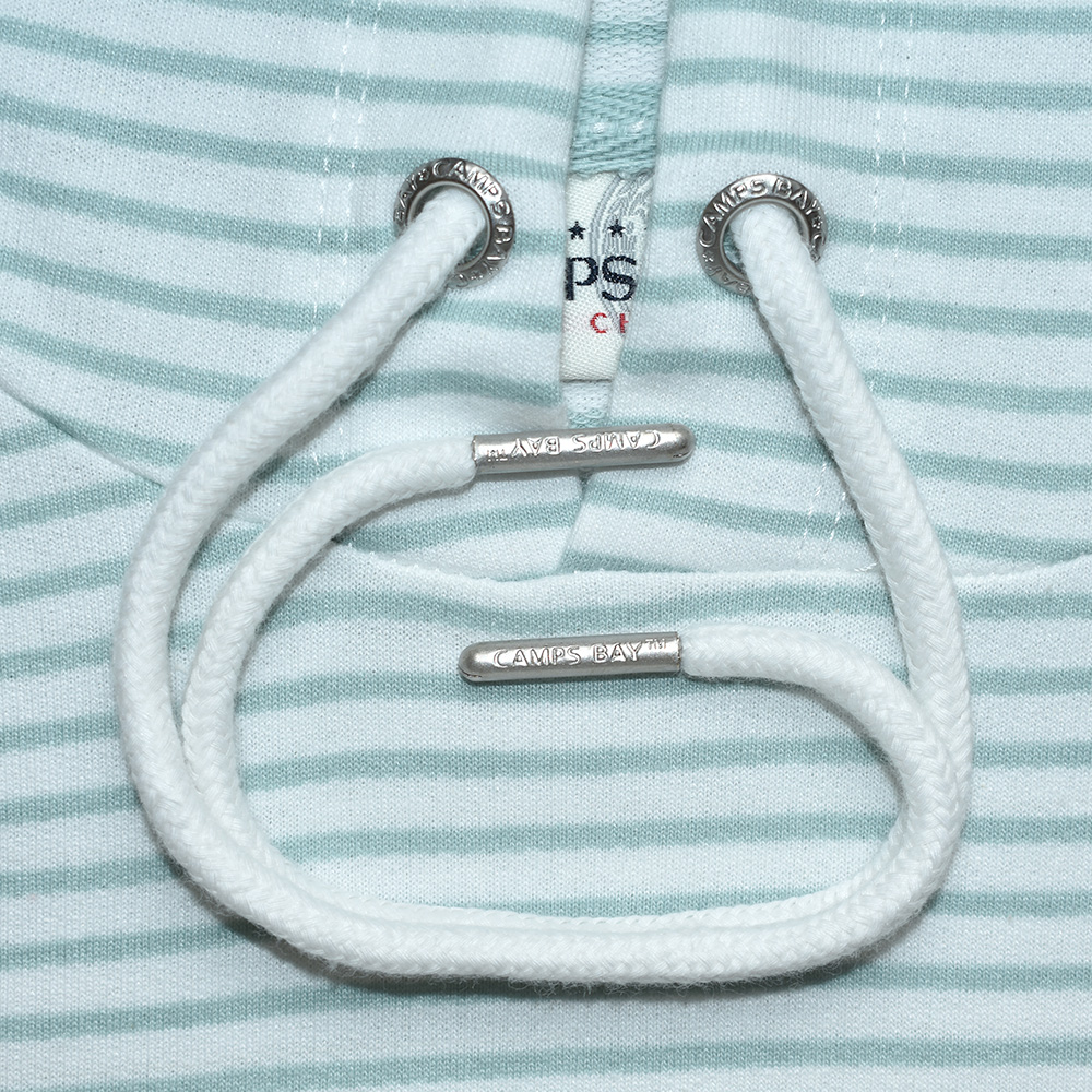 Weibliches Model mit CAMPS BAY Hoodie in Mint-Weiss