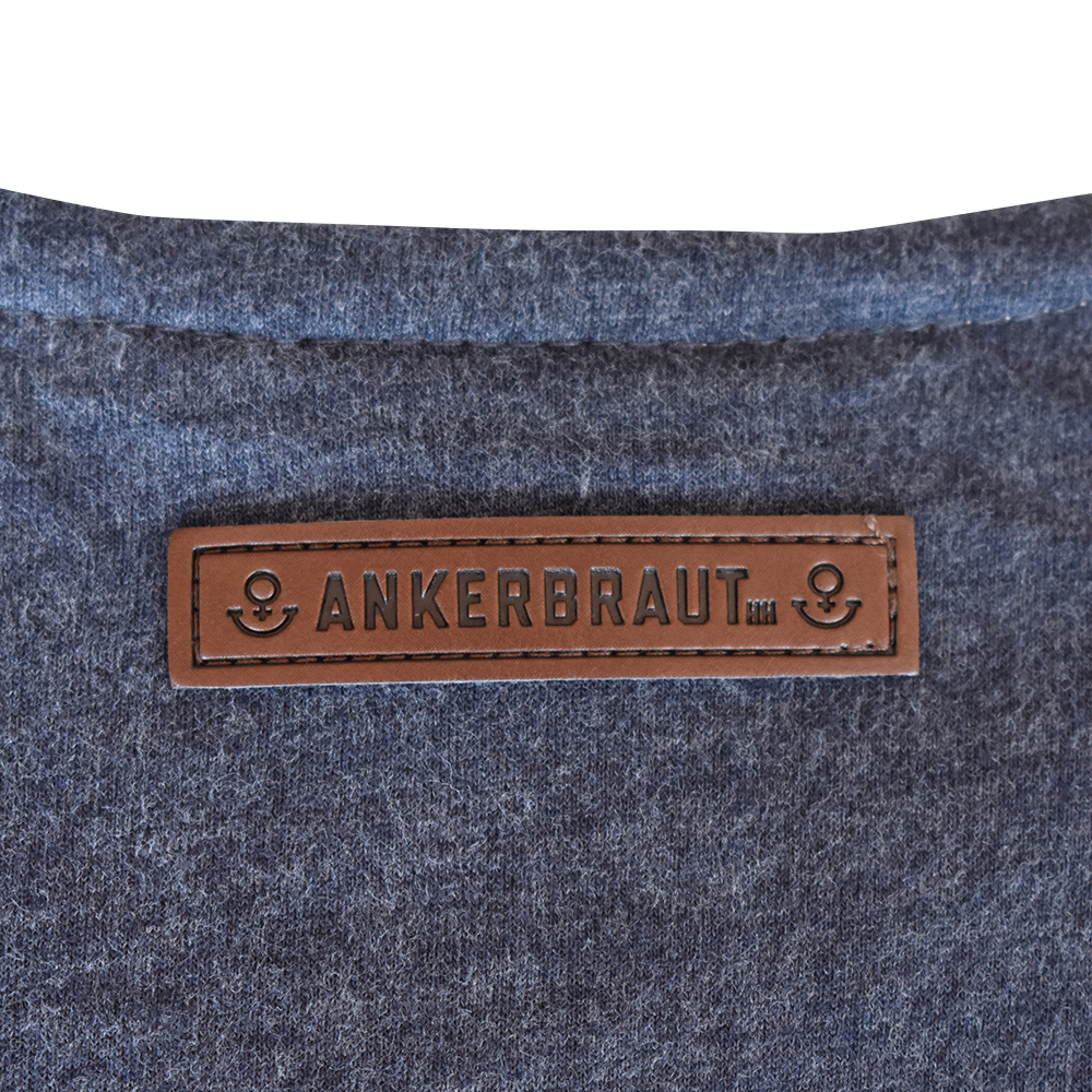Weibliches Model mit ANKERBRAUT Jerseykleid in Blau Melange