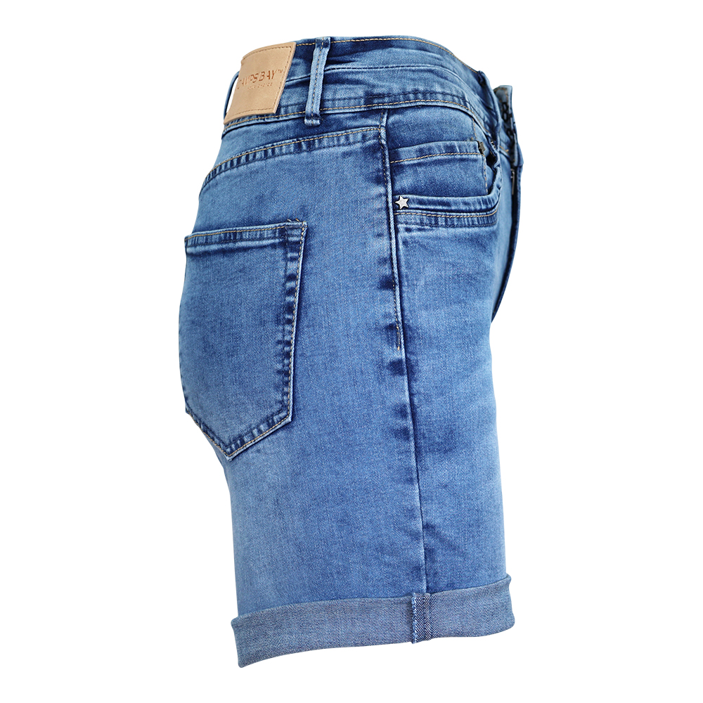 Weibliches Model mit CAMPS BAY Jeans-Shorts in mblue