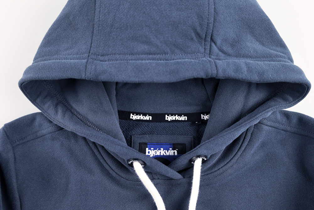 Männliches Model mit Björkvin Hoodie in Ombre Blue