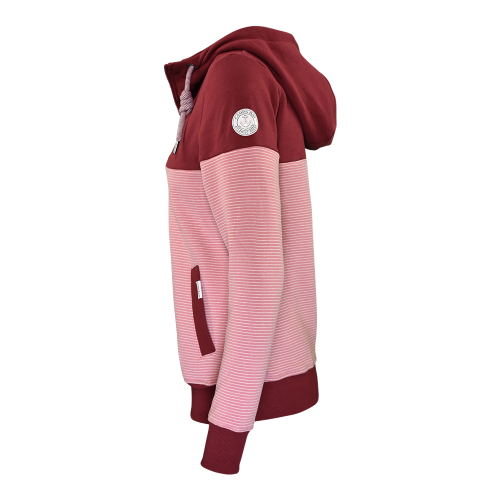 Weibliches Model mit CAMPS BAY Sweatjacke in Burgundy