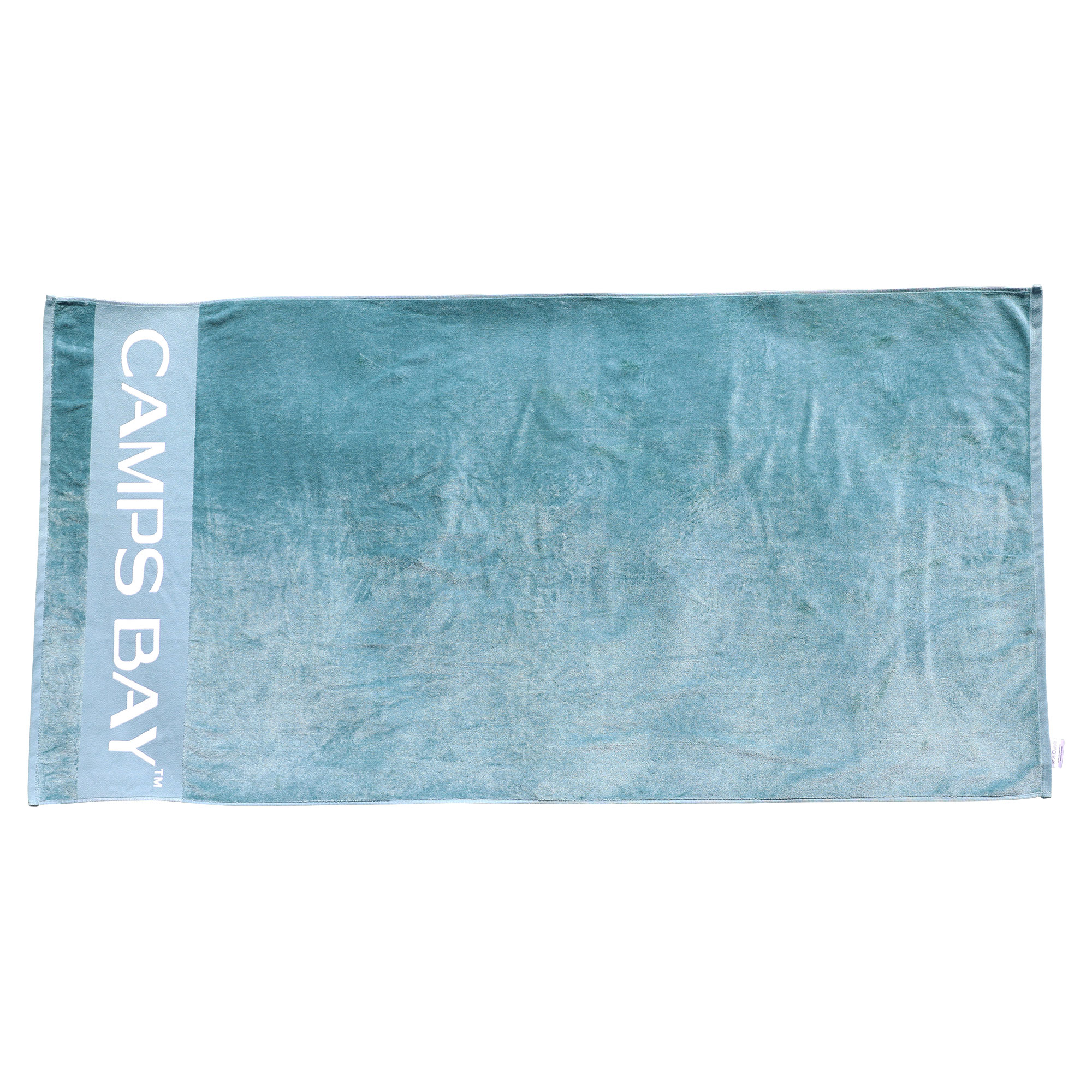 Weibliches Model mit CAMPS BAY Badelaken in Blue-Surf