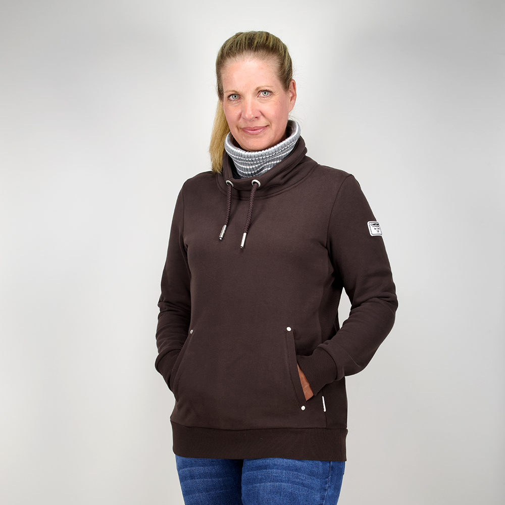 Weibliches Model mit Camps Bay Sweatshirt in Chocolate Torte