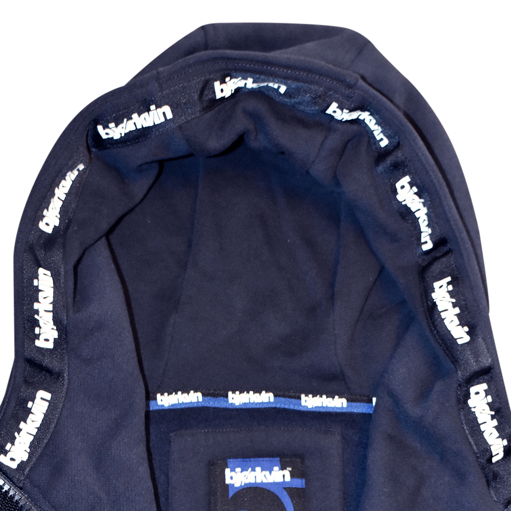 Männliches Model mit Björkvin Sweatjacke in Night Sky