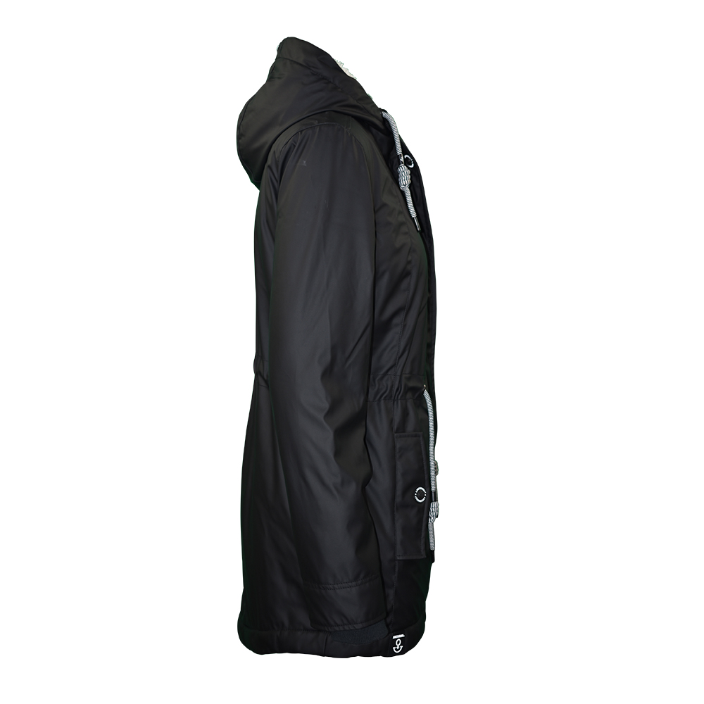 Weibliches Model mit ANKERBRAUT Wetterjacke in Schwarz