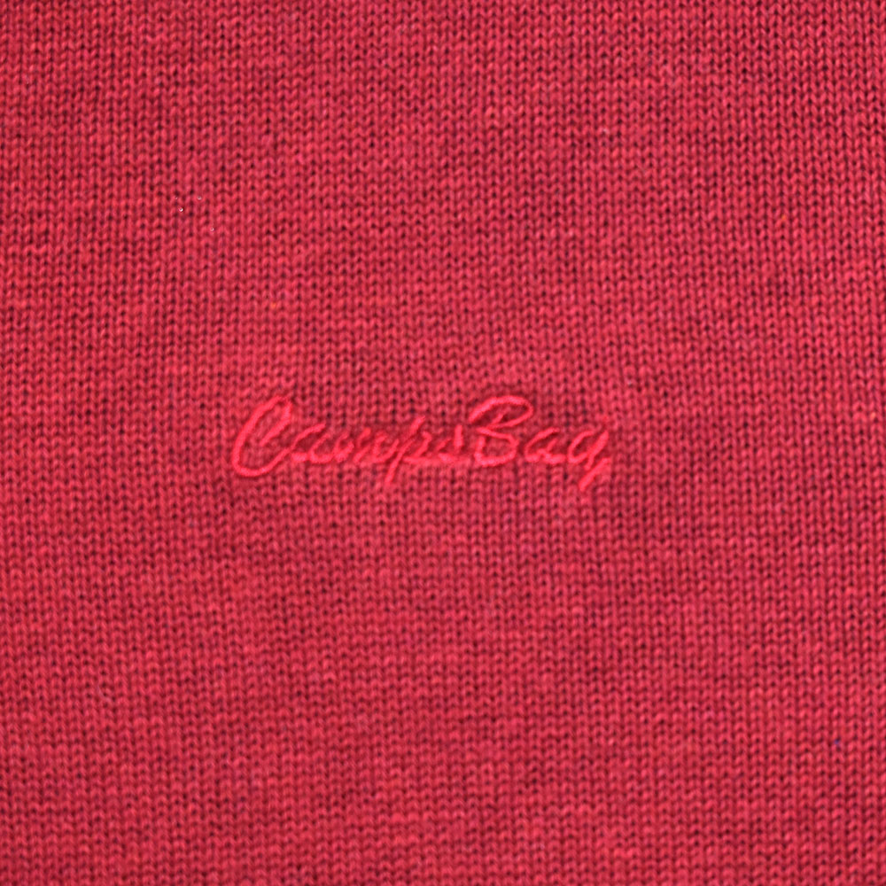 Männliches Model mit CAMPS BAY Pullover in Red