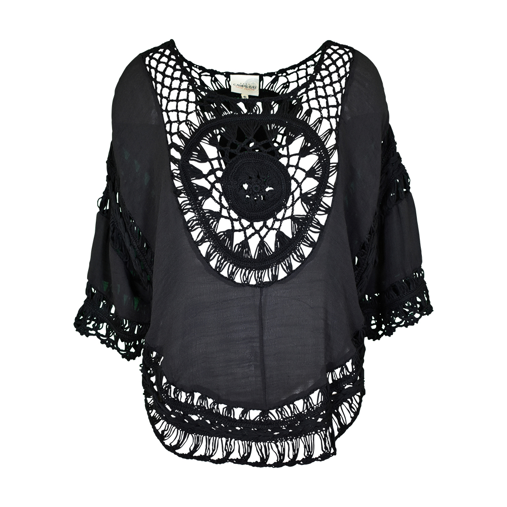 Weibliches Model mit CAMPS BAY Bluse 