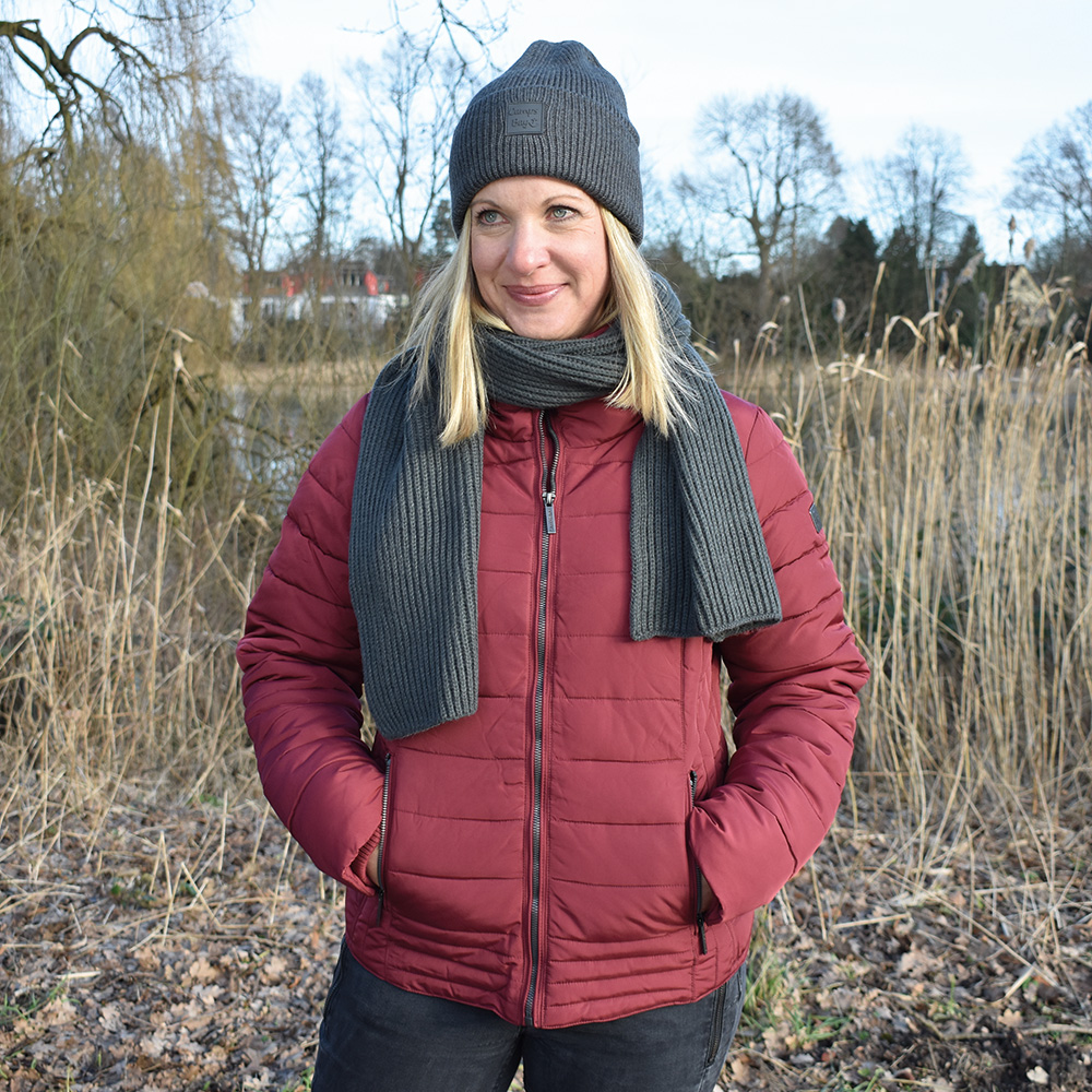 Weibliches Model mit CAMPS BAY Jacke in Burgundy