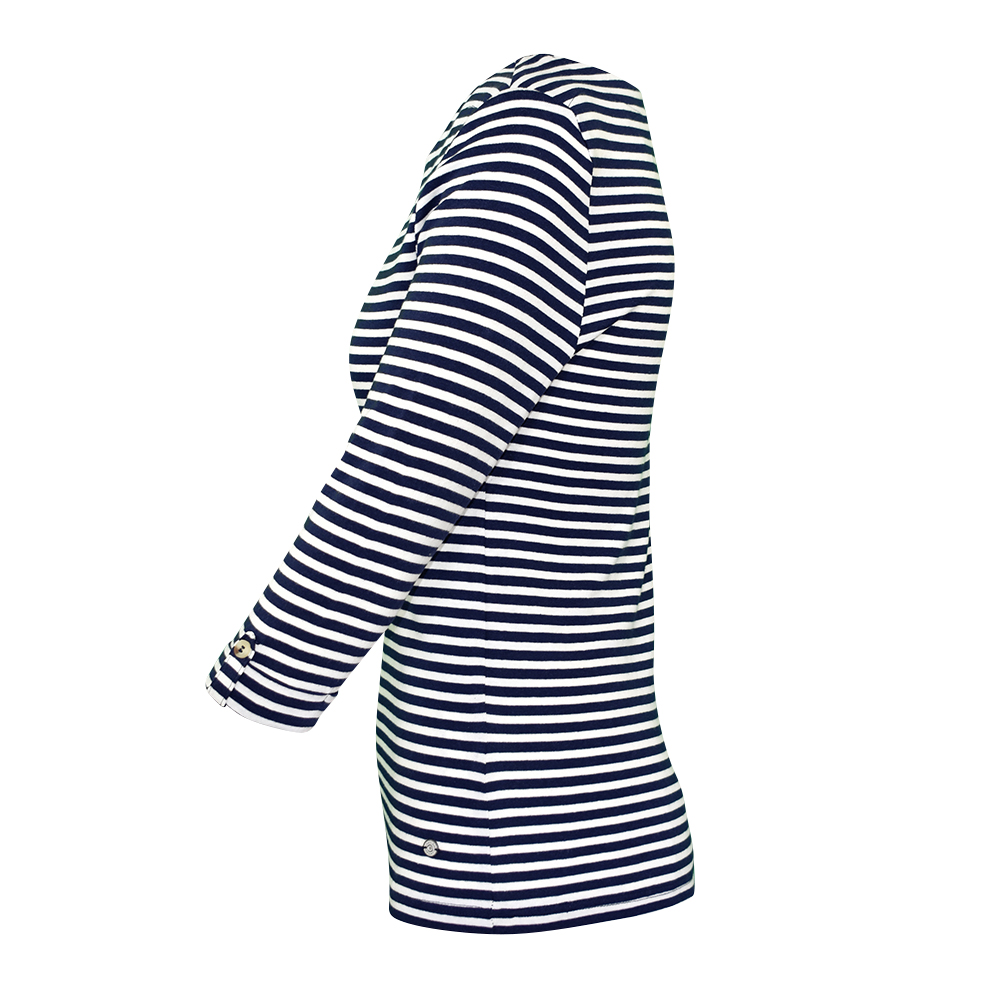 Weibliches Model mit CAMPS BAY Shirt in Night Sky