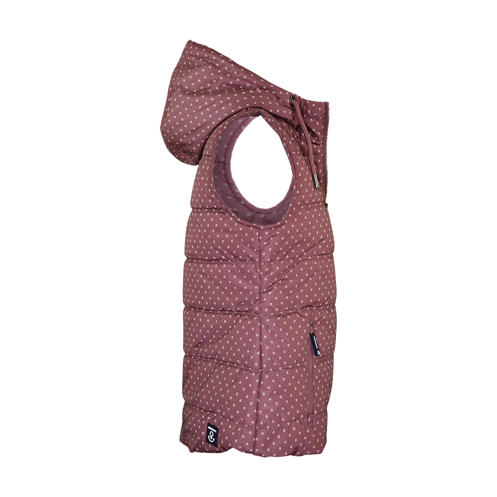 Weibliches Model mit ANKERBRAUT Weste in Rose Brown