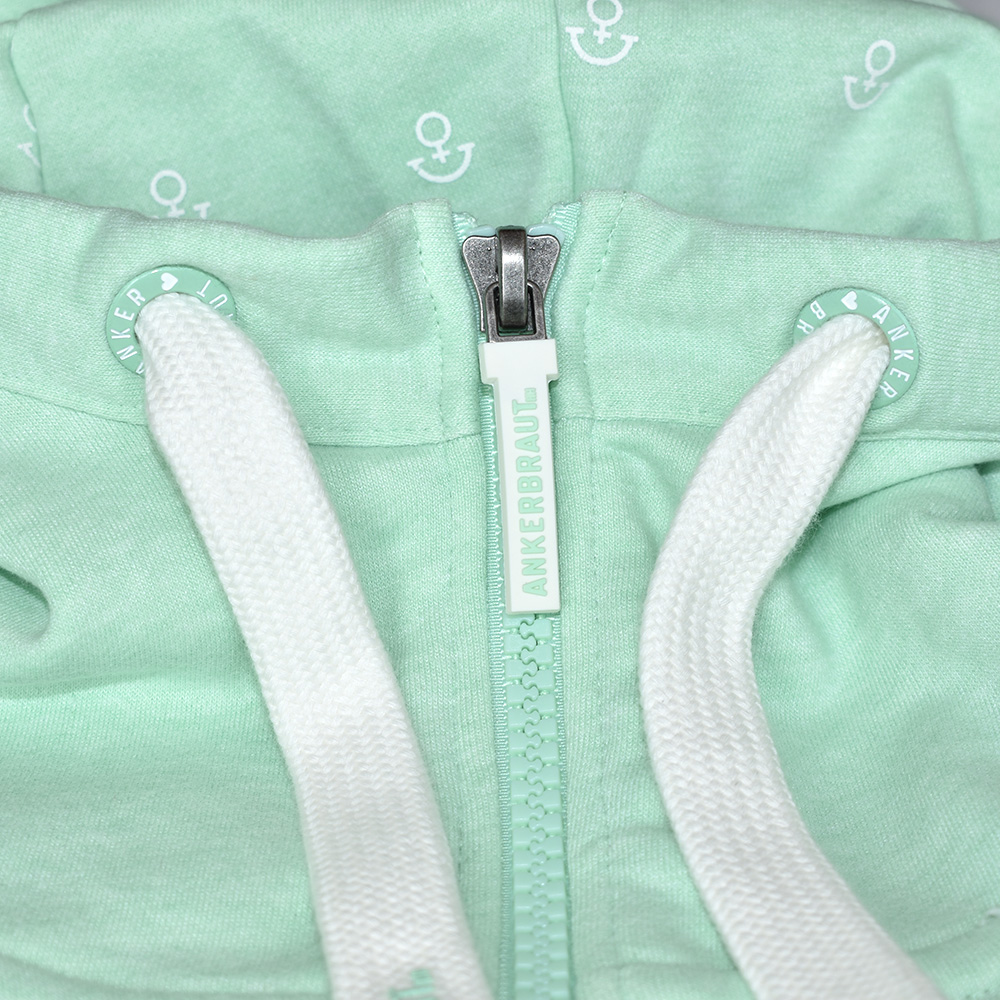 Weibliches Model mit ANKERBRAUT Sweatjacke in Mint Melange