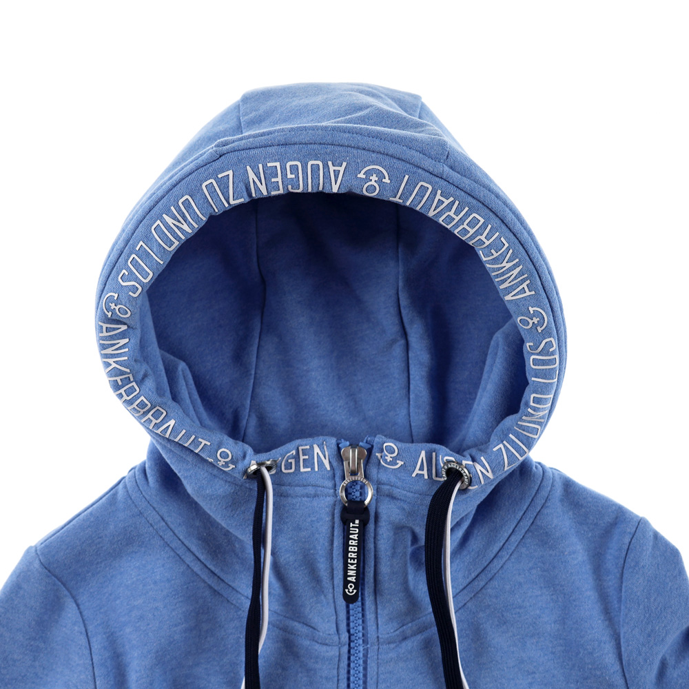 Weibliches Model mit Ankerbraut  Sweatjacke in Provence