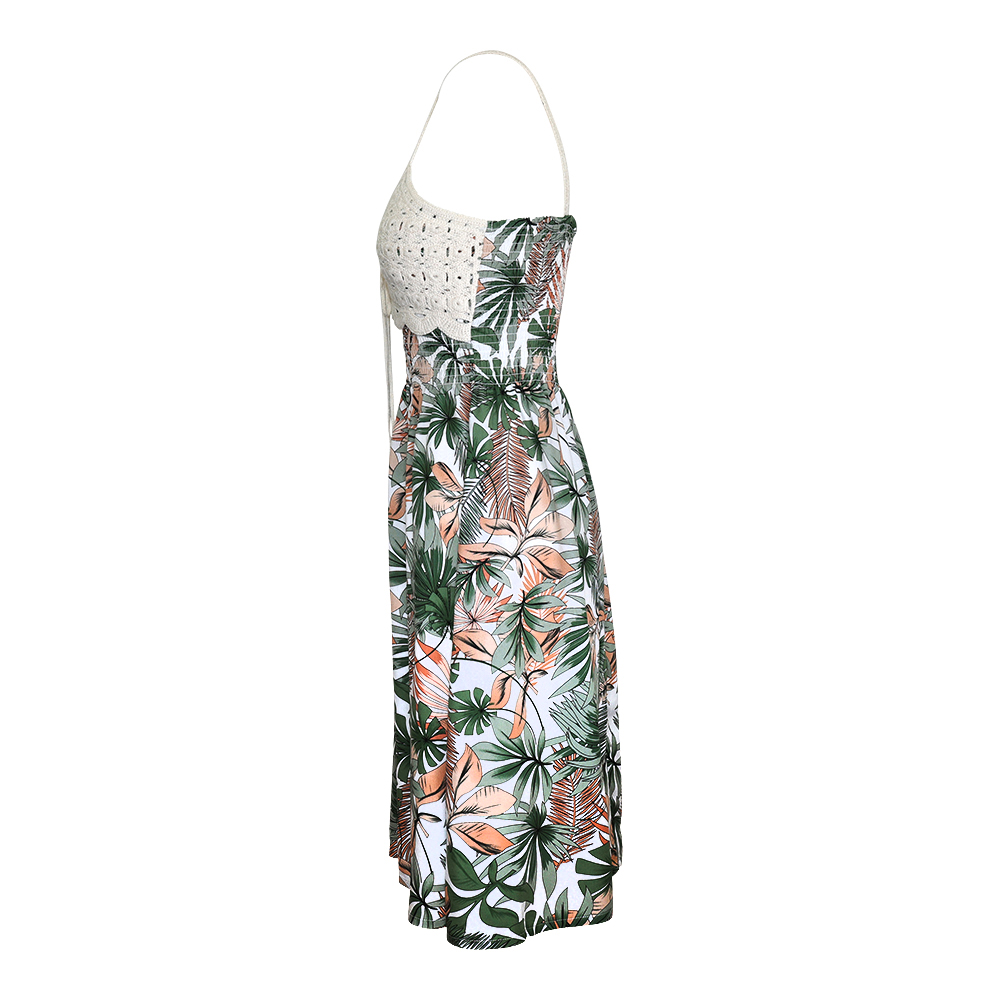 Weibliches Model mit Rock Your Day Kleid in Offwhite Palm