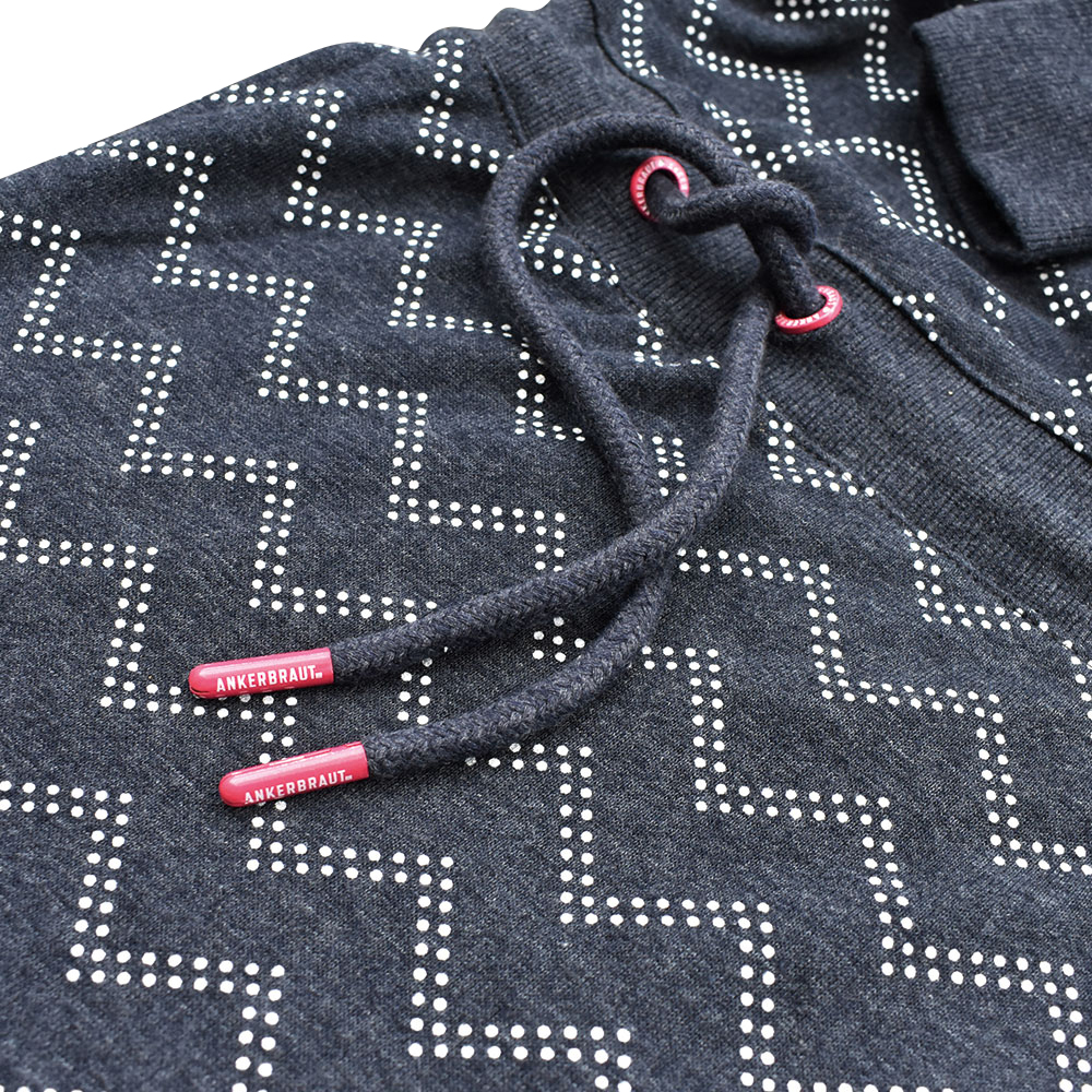 Weibliches Model mit ANKERBRAUT Kleid in Night Sky