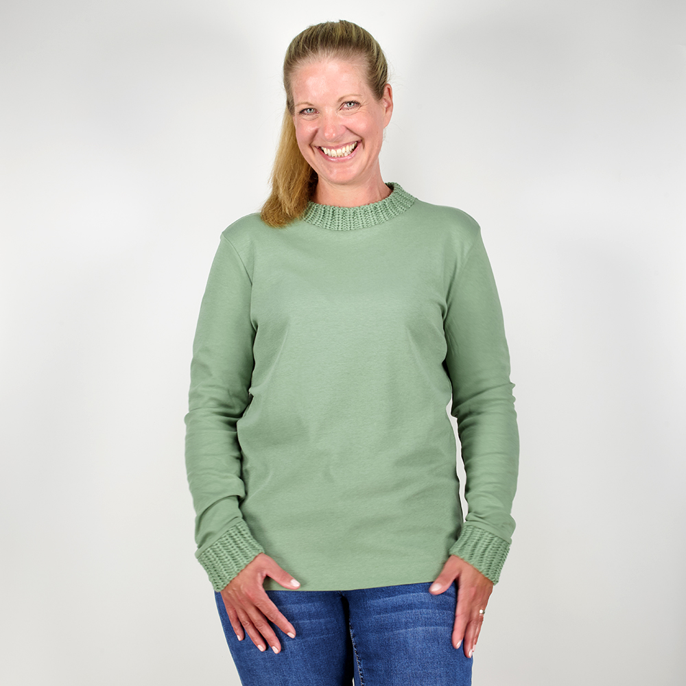 Weibliches Model mit CAMPS BAY Langarm-Shirt in Hedge Green