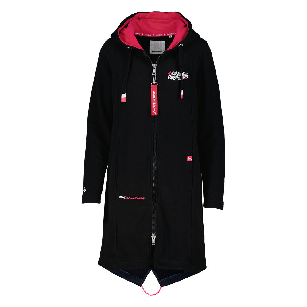 Weibliches Model mit ANKERBRAUT Sweatjacke in Schwarz