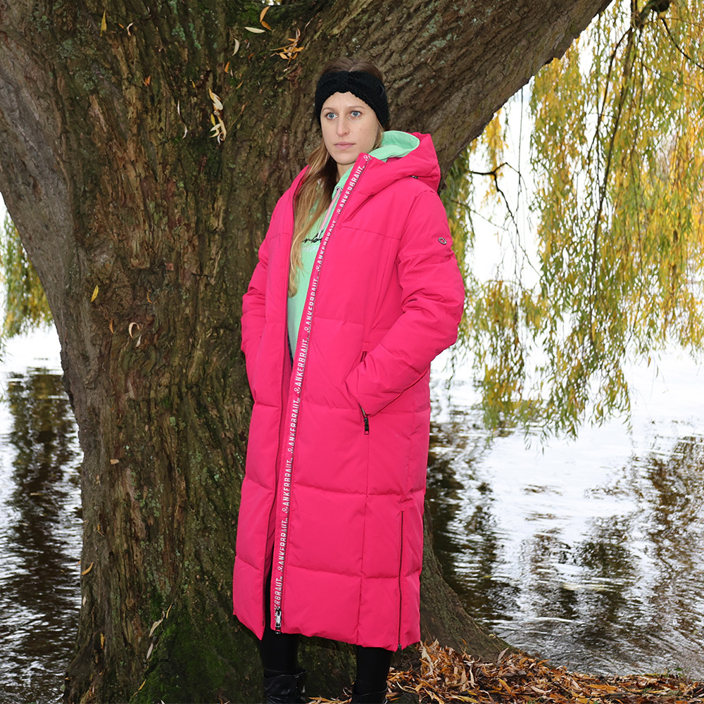 Weibliches Model mit ANKERBRAUT Langmantel in Pink