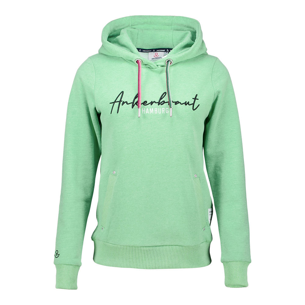 Weibliches Model mit ANKERBRAUT Hoodie in Absinth Green