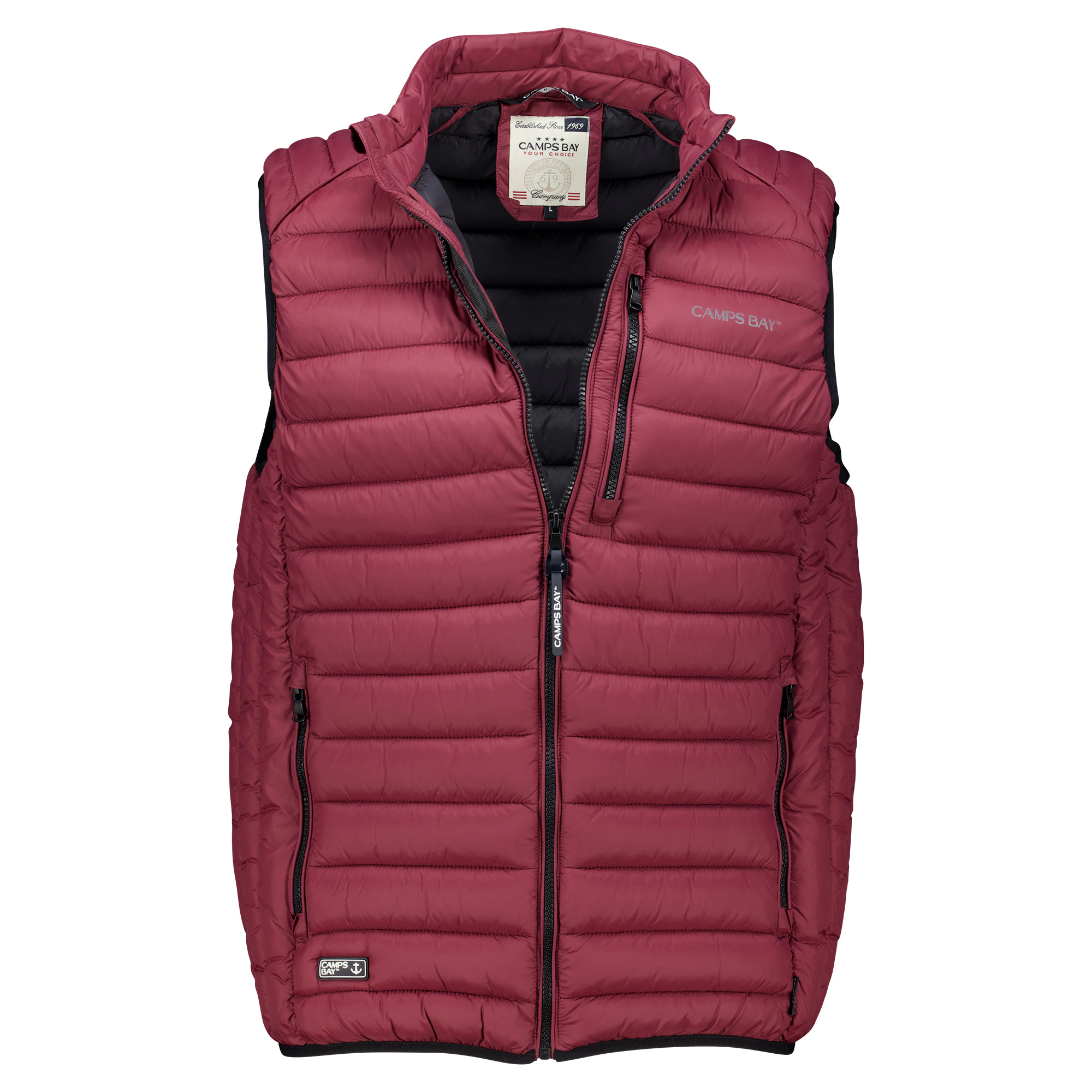 Männliches Model mit CAMPS BAY Weste in Bordeaux