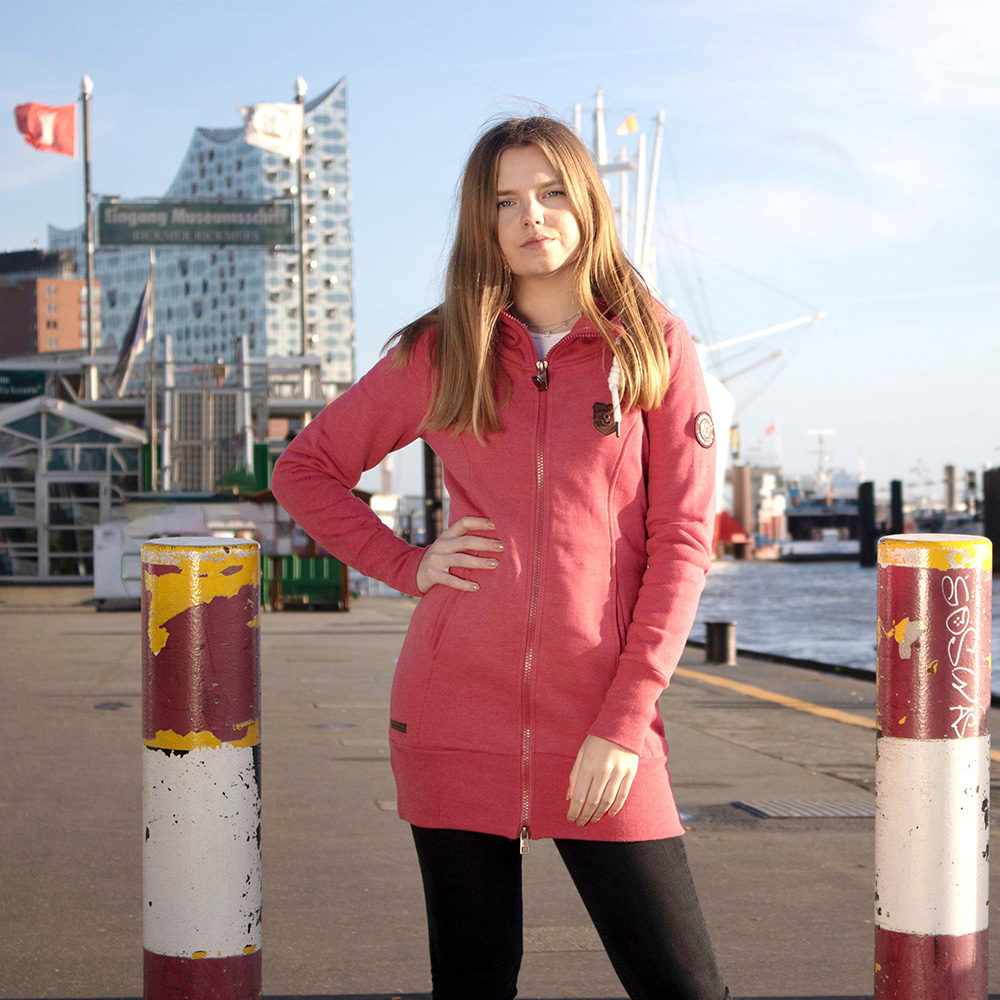 Weibliches Model mit ANKERBRAUT Long Sweatjacke in Red Melange