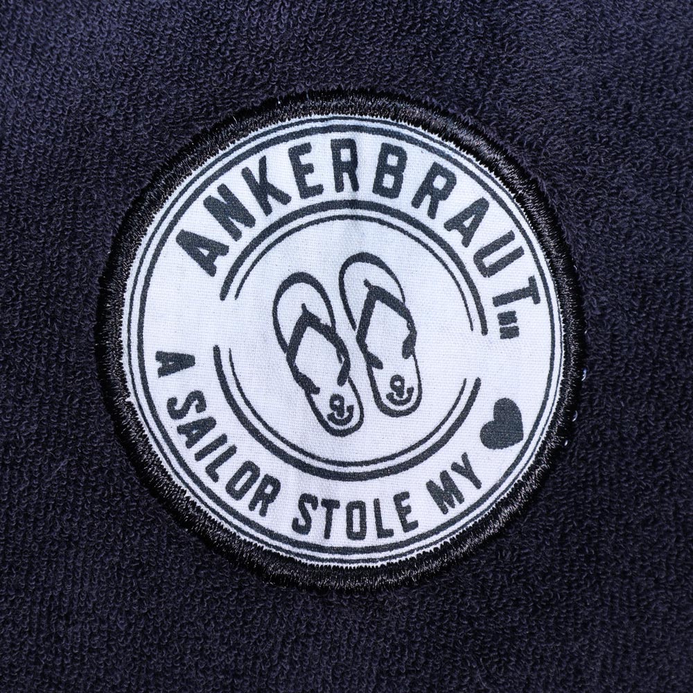 Weibliches Model mit ANKERBRAUT Frottee-Hoodie in Night Sky