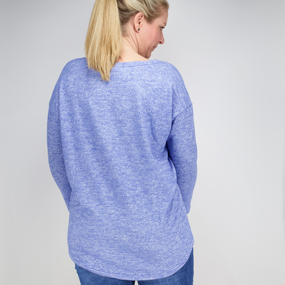 Weibliches Model mit CAMPS BAY Shirt in Azure Blue Marl