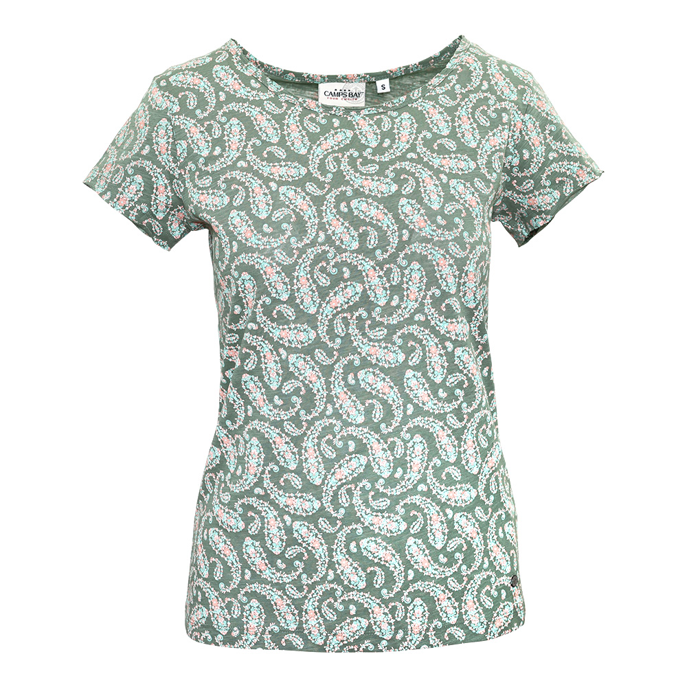 Weibliches Model mit CAMPS BAY T-Shirt in Hedge Green