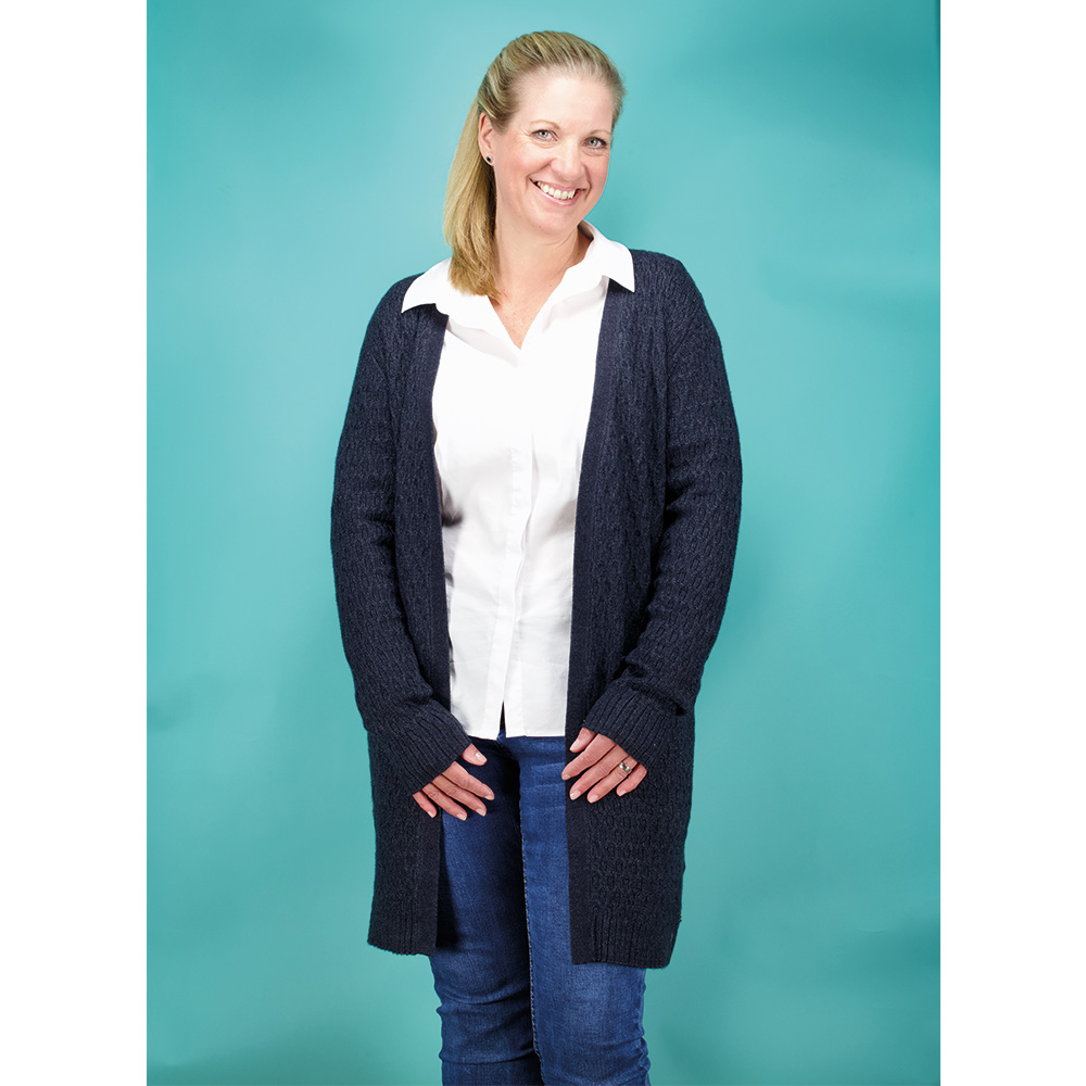 Weibliches Model mit CAMPS BAY Strickjacke in Night Sky Melange