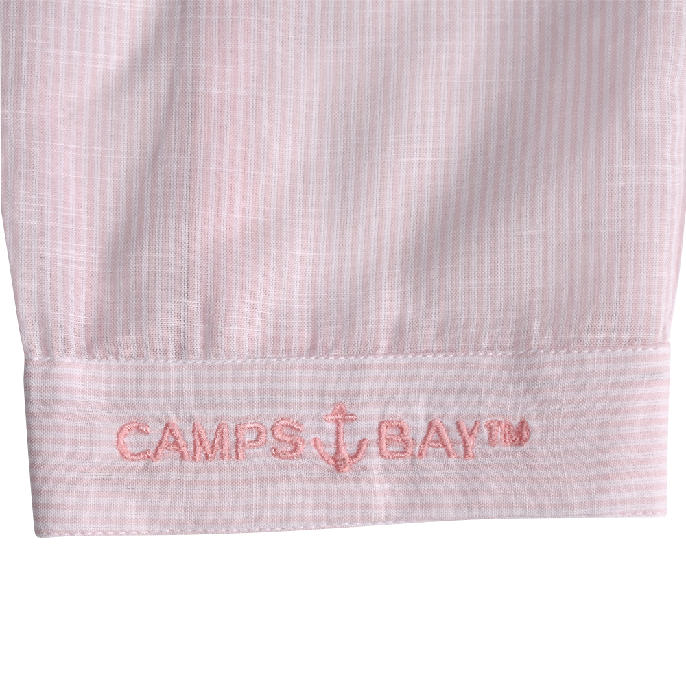 Weibliches Model mit CAMPS BAY Bluse in White-Cradle Pink
