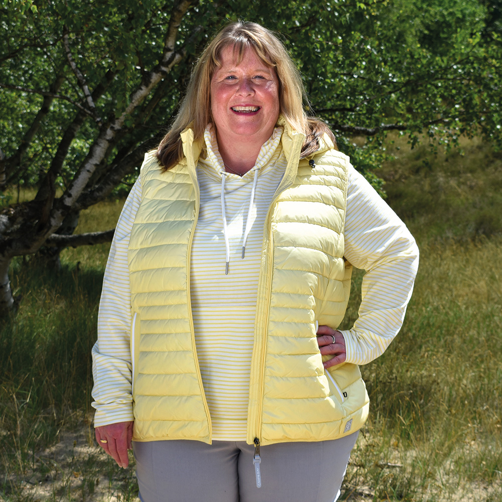 Weibliches Model mit CAMPS BAY Weste in Pale Banana