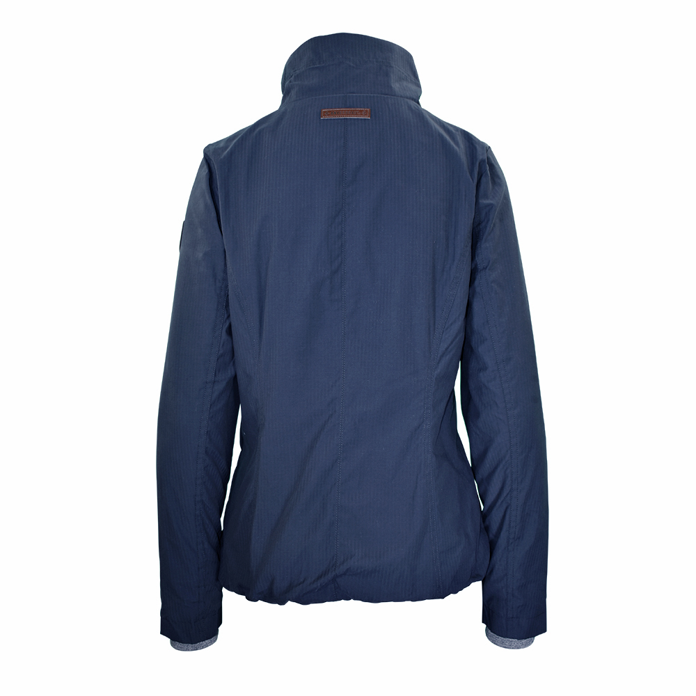 Weibliches Model mit ANKERBRAUT Jacke in Navy