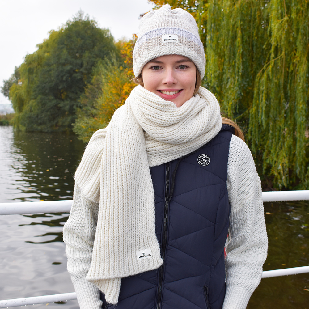 Weibliches Model mit ANKERBRAUT Mütze in Creme Melange