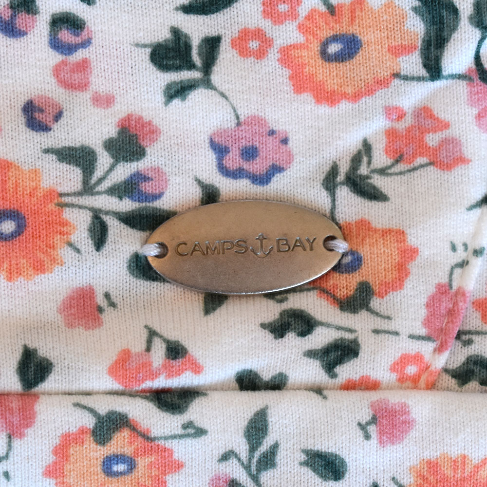 Weibliches Model mit CAMPS BAY Hoodie in Fusion Coral Flowers