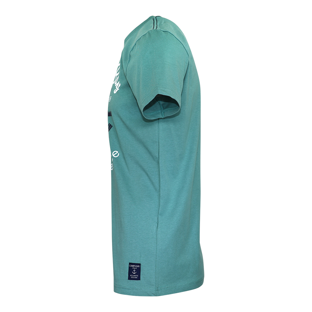 Männliches Model mit CAMPS BAY T-Shirt in Oil Blue