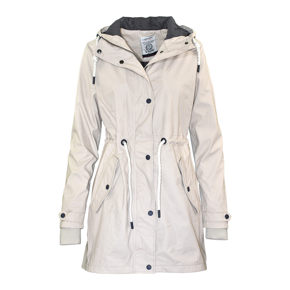 Weibliches Model mit CAMPS BAY Regenjacke in Pumic Stone
