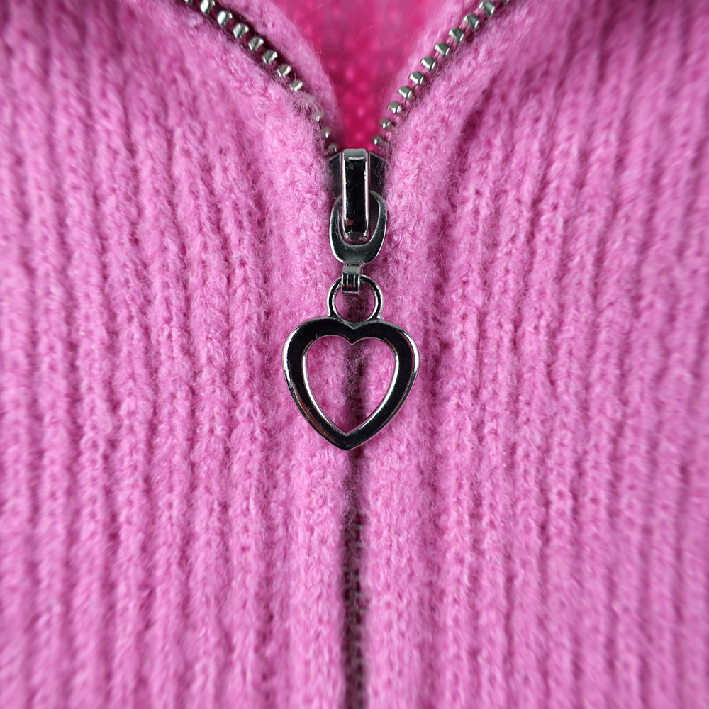 Weibliches Model mit Rock your Day Pullover in Cyclam