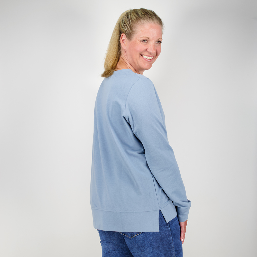 Model mit CAMPS BAY Shirt in Winward Blue