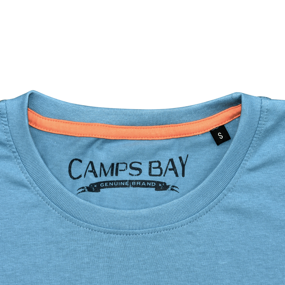 Männliches Model mit CAMPS BAY T-Shirt in Niagara