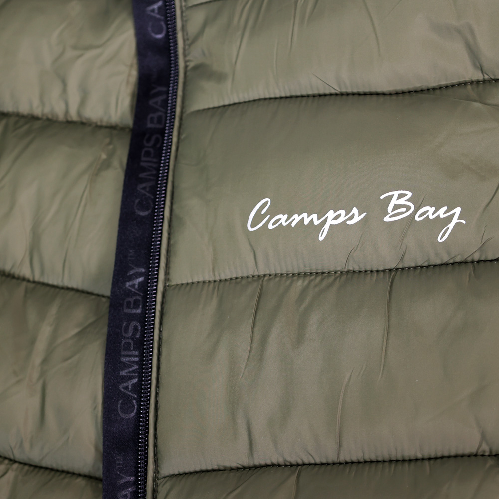 Weibliches Model mit CAMPS BAY Steppjacke in Olive Night