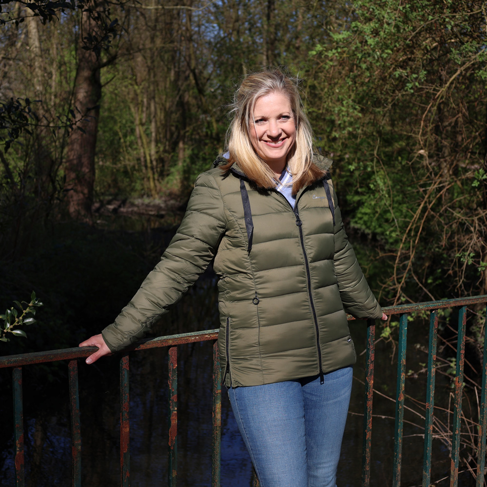 Weibliches Model mit CAMPS BAY Steppjacke in Olive Night
