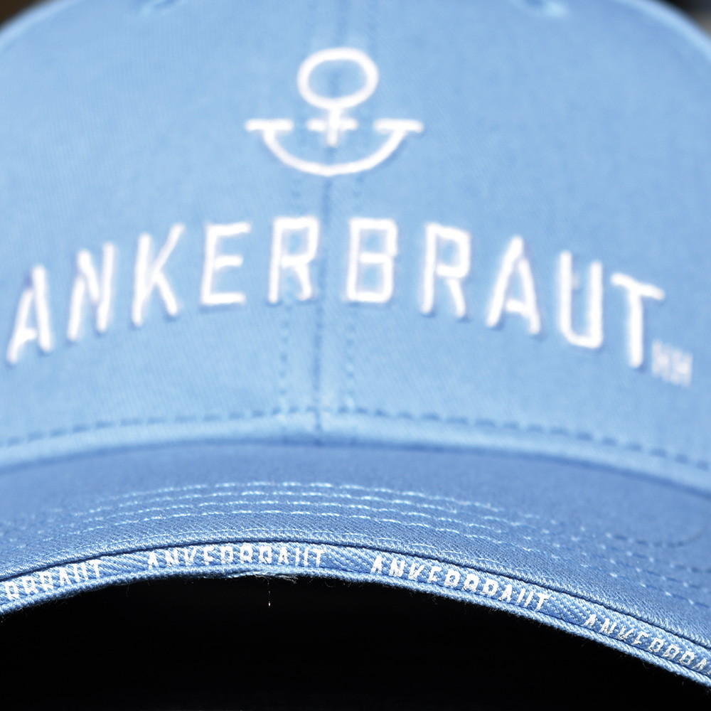 Weibliches Model mit ANKERBRAUT Cap in Sky Blue