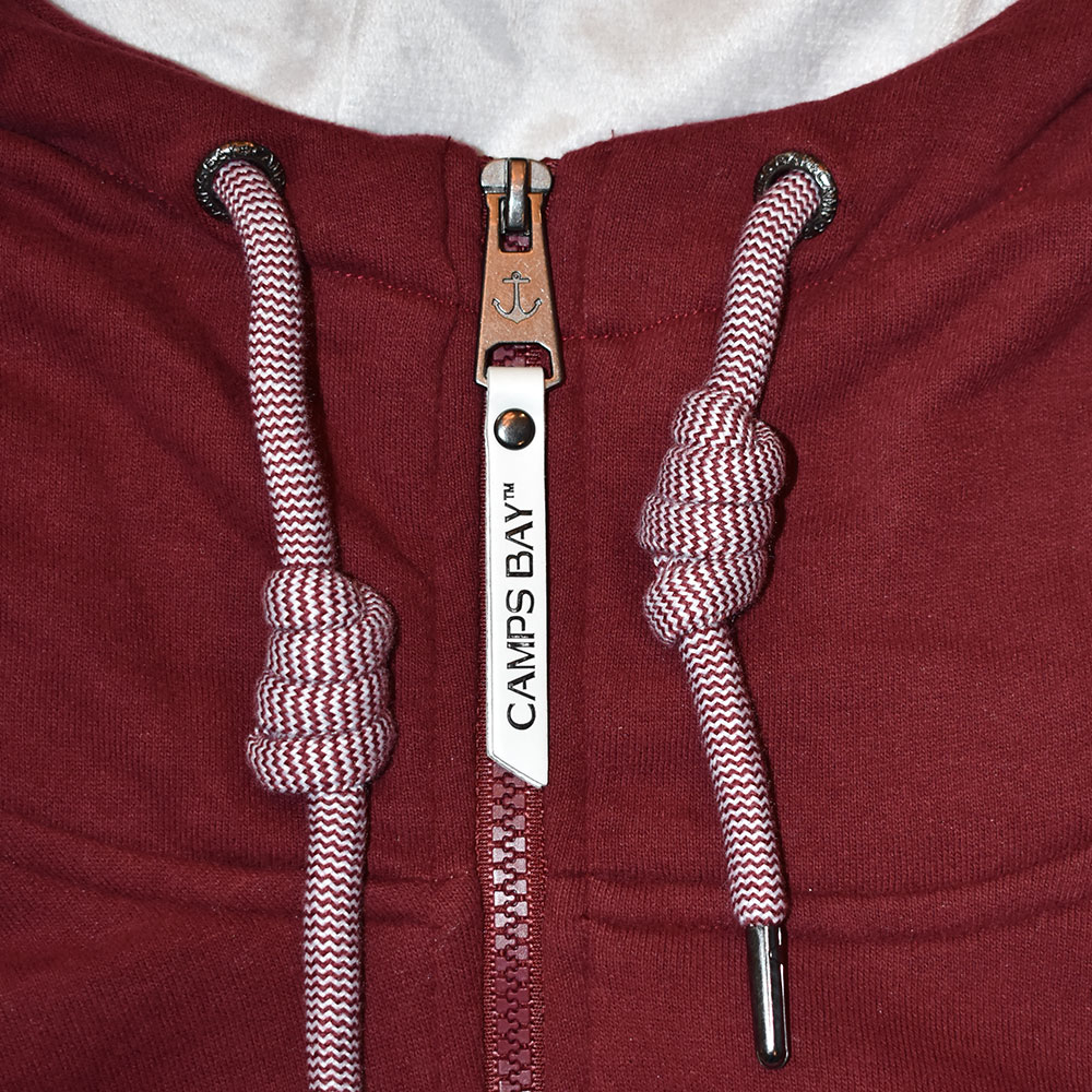 Weibliches Model mit CAMPS BAY Sweatjacke in Burgundy