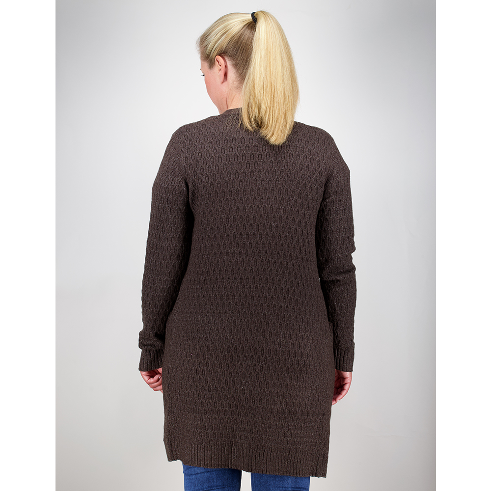 Weibliches Model mit CAMPS BAY Strickjacke in Chocolate Torte Melange