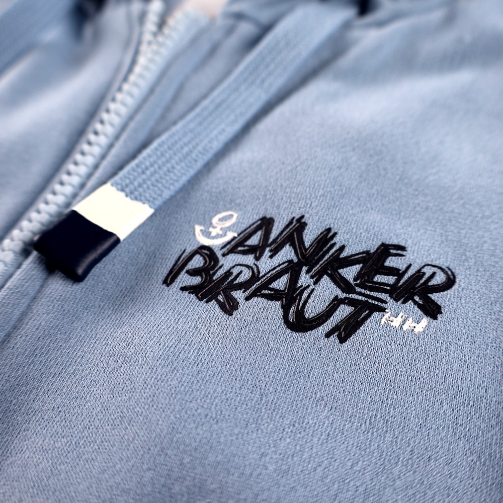 Weibliches Model mit ANKERBRAUT Sweatjacke in Forever Blue