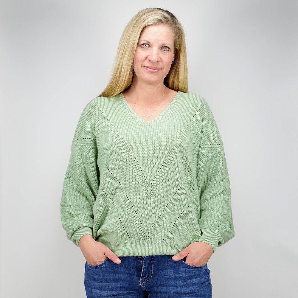 Weibliches Model mit CAMPS BAY Strickpullover 