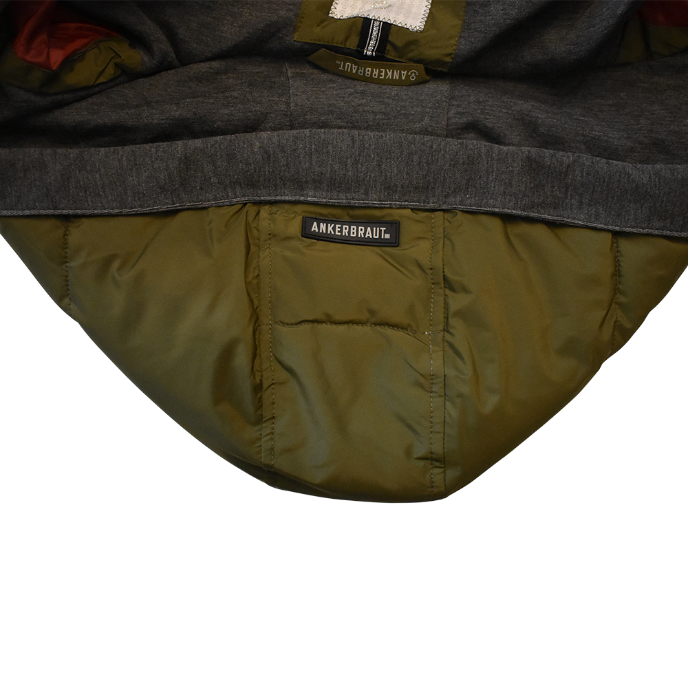 Weibliches Model mit ANKERBRAUT Mantel in Green