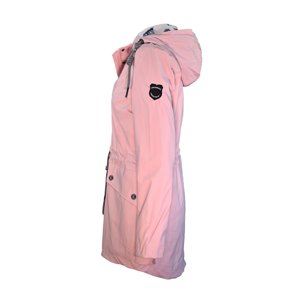 Weibliches Model mit ANKERBRAUT Wetterjacke in Potpourri-Rose